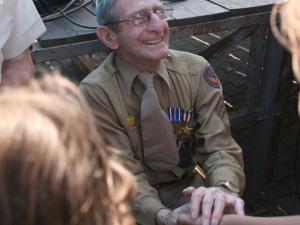 Jediný přeživší Raymond A. Noury při návštěvě v Nepomuku v roce 2009