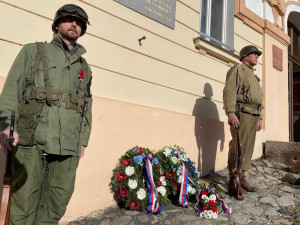 Vzpomínka na deset amerických letců, zahynuli v únoru 1944 v sestřeleném bombardéru poblíž Nepomuku