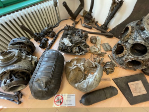 Vykopané trosky sestřeleného bombardéru v expozici nepomuckého muzea