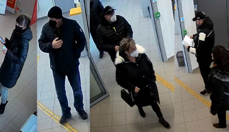 Policie pátrá po totožnosti těchto návštěvníků pošty kvůli jejich svědecké výpovědi