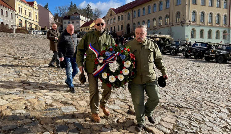 Vzpomínka na deset amerických letců, zahynuli v únoru 1944 v sestřeleném bombardéru poblíž Nepomuku
