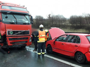 Nehoda tří aut ochromila provoz na dálnici D5 ve směru na Rozvadov