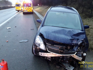 Nehoda tří aut ochromila provoz na dálnici D5 ve směru na Rozvadov