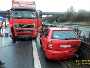 Nehoda tří aut ochromila provoz na dálnici D5 ve směru na Rozvadov