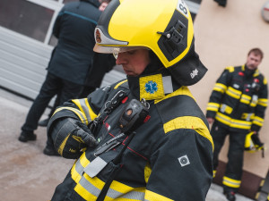 Profesionální hasiči testují chytré obleky vyvinuté plzeňskými vědci, měří teplotu a mají i černou skříňku
