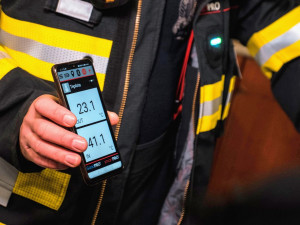 Profesionální hasiči testují chytré zásahové obleky vyvinuté plzeňskými vědci