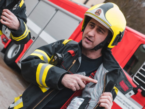 Profesionální hasiči testují chytré zásahové obleky vyvinuté plzeňskými vědci