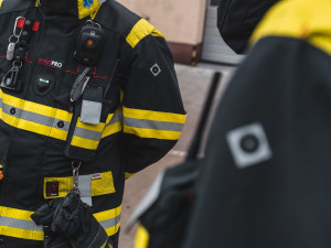 Profesionální hasiči testují chytré obleky vyvinuté plzeňskými vědci, měří teplotu a mají i černou skříňku