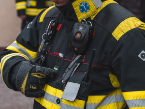 Profesionální hasiči testují chytré obleky vyvinuté plzeňskými vědci, měří teplotu a mají i černou skříňku