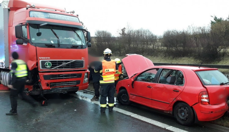 Nehoda tří aut ochromila provoz na dálnici D5 ve směru na Rozvadov