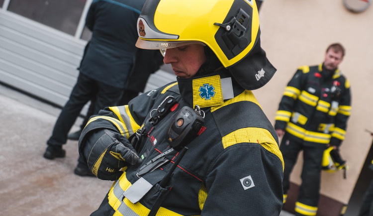 Profesionální hasiči testují chytré zásahové obleky vyvinuté plzeňskými vědci