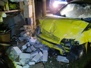Řidič zdemoloval zeď domu a zmizel, druhý opilý motorista se po nehodě schoval v posteli u přítelkyně