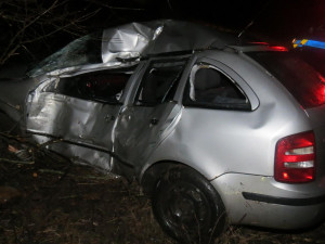 Řidič narazil do stromu a z místa nehody utekl