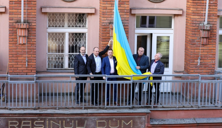 Symbolickým vyvěšením vlajky vyjádřili podporu Ukrajině zástupci města i Plzeňského kraje