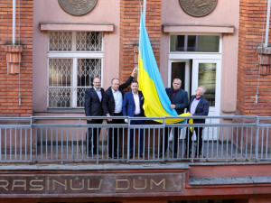 Symbolickým vyvěšením vlajky vyjádřili podporu Ukrajině zástupci města i Plzeňského kraje
