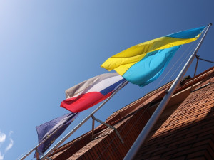 Ukrajinská vlajka zavlála na budově úřadu Plzeňského kraje