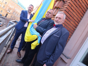 Ukrajinská vlajka zavlála na budově úřadu Plzeňského kraje