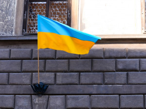 Ukrajinská vlajka zavlála na budově plzeňské radnice