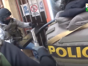 Zatýkání členů gangu