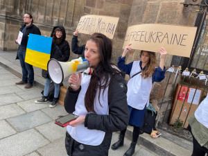 Lidé v Plzni vyjádřili podporu bombardované Ukrajině, na setkání přišli Češi, Ukrajinci i Rusové