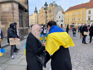 Lidé na Plzni vyjádřili podporu bombardované Ukrajině, na setkání přišli Češi, Ukrajinci i Rusové