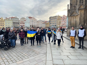 Lidé na Plzni vyjádřili podporu bombardované Ukrajině, na setkání přišli Češi, Ukrajinci i Rusové
