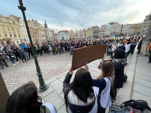 Lidé na Plzni vyjádřili podporu bombardované Ukrajině, na setkání přišli Češi, Ukrajinci i Rusové