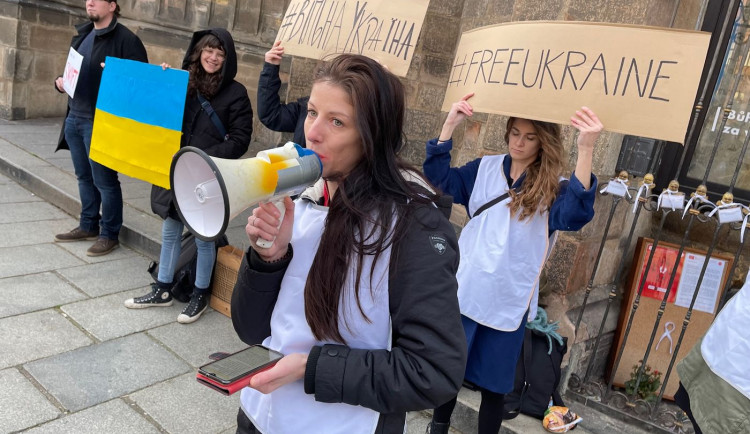 Lidé na Plzni vyjádřili solidaritu s bombardovanou Ukrajinou, na setkání přišli Češi, Ukrajinci i Rusové