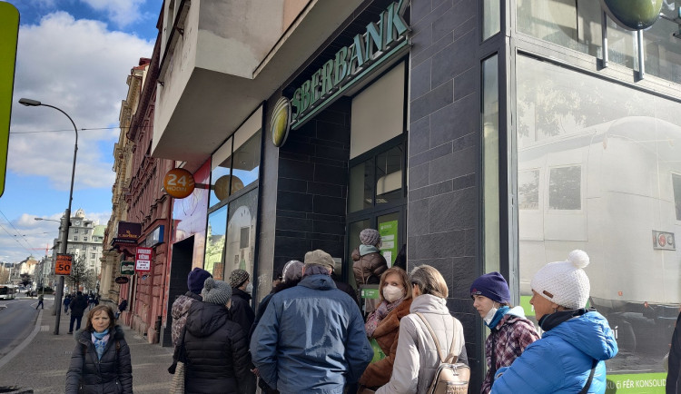 Před plzeňskou pobočkou ruské Sberbank se dnes tvořily fronty, lidé se domáhali svých úspor