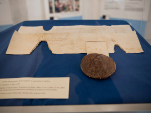 Originál listiny z roku 993 budou moci lidé obdivovat pouhé dva dny, na Rokycansko donesl pergamen voják v botě