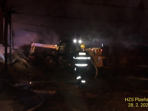 Obří požár proměnil halu s uskladněným senem a slámou v hořící peklo, zásah komplikoval silný mráz