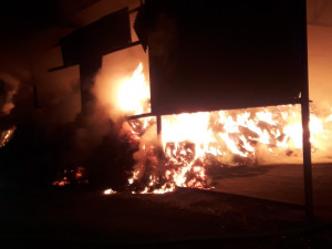 Obří požár proměnil halu s uskladněným senem a slámou v hořící peklo, zásah komplikoval silný mráz