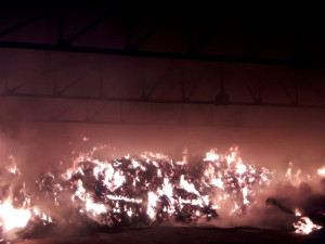 Obří požár proměnil halu s uskladněným senem a slámou v hořící peklo, zásah komplikoval silný mráz