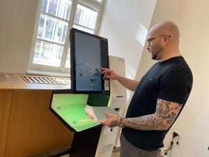 Vypůjčování i vracení knih obstarají ve vědecké knihovně Plzeňského kraje výdejní a návratové automaty