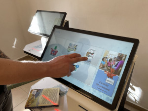 Vypůjčování i vracení knih obstarají ve vědecké knihovně Plzeňského kraje výdejní a návratové automaty