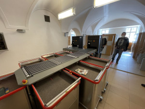 Vypůjčování i vracení knih obstarají ve vědecké knihovně Plzeňského kraje výdejní a návratové automaty