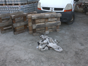 Zdrogovaná řidička ujížděla autem před policisty, z vleku jí vypadávaly na silnici ukradené europalety