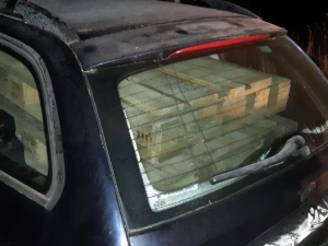 Zdrogovaná řidička ujížděla autem před policisty, z vleku jí vypadávaly na silnici ukradené europalety