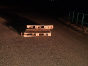 Zdrogovaná řidička ujížděla autem před policisty, z vleku jí vypadávaly na silnici ukradené europalety