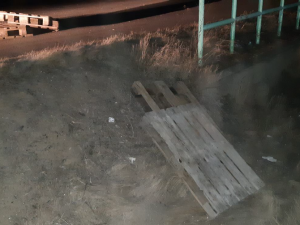 Zdrogovaná řidička ujížděla autem před policisty, z vleku jí vypadávaly na silnici ukradené europalety