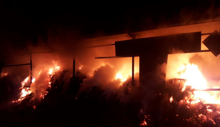 Obří požár proměnil halu s uskladněným senem a slámou v hořící peklo, zásah komplikoval silný mráz