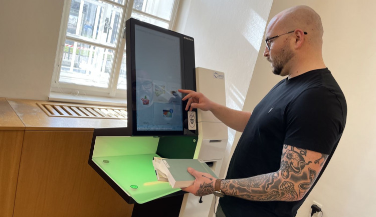 Vypůjčování i vracení knih obstarají ve vědecké knihovně Plzeňského kraje výdejní a návratové automaty