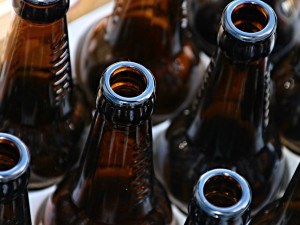 Opilý senior se uhnízdil v obchodě mezi přepravkami s pivem, kde se pozvracel a pomočil