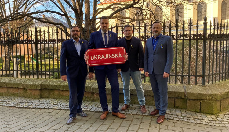 Vedení centrálního plzeňského obvodu s novou cedulí pro ulici Ukrajinská