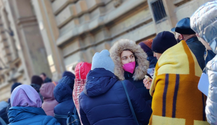 Stovky uprchlíků z Ukrajiny čekají v Plzni ve frontách na víza a bydlení
