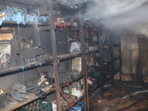 Plameny při požáru garáže a kotelny poškodily i obytnou část domu, škoda přesáhne 600 tisíc korun