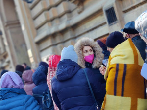 Stovky uprchlíků z Ukrajiny čekají v Plzni ve frontách na víza a bydlení
