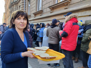 Lidem ve frontách nabízí občerstvení.