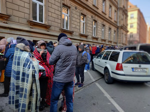 Stovky uprchlíků z Ukrajiny čekají v Plzni ve frontách na víza a bydlení