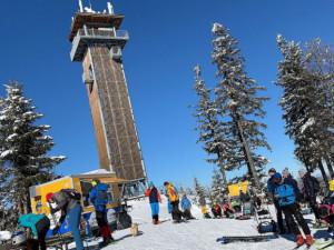 Hory v západočeské části Šumavy nabízejí před víkendem stále dobré podmínky pro lyžaře